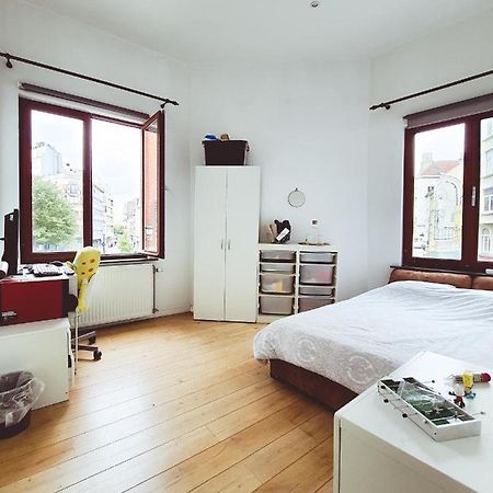 Room At Chicken'S Shared Appartment Brüsszel Kültér fotó