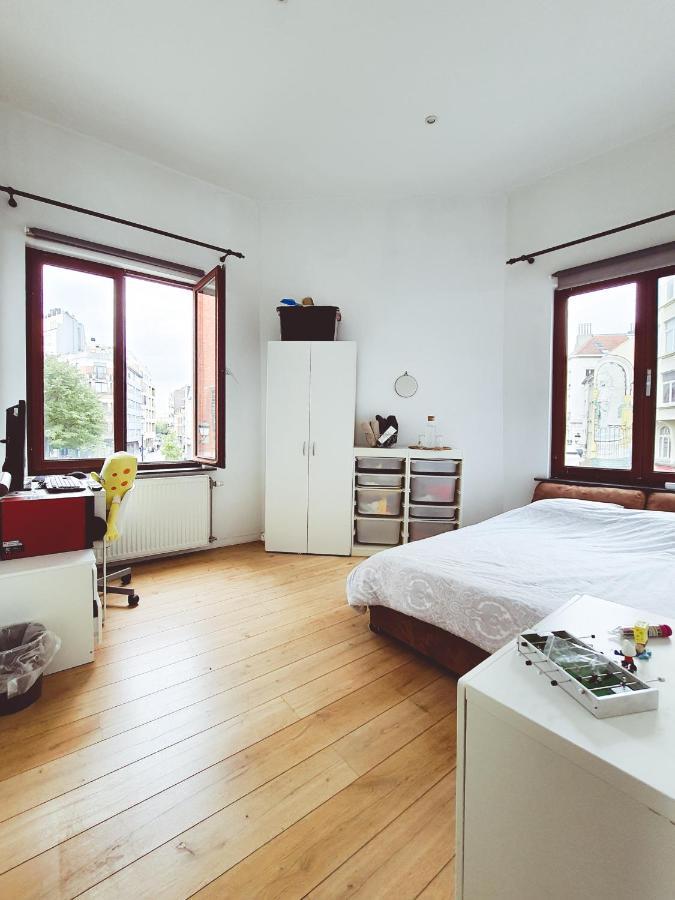 Room At Chicken'S Shared Appartment Brüsszel Kültér fotó